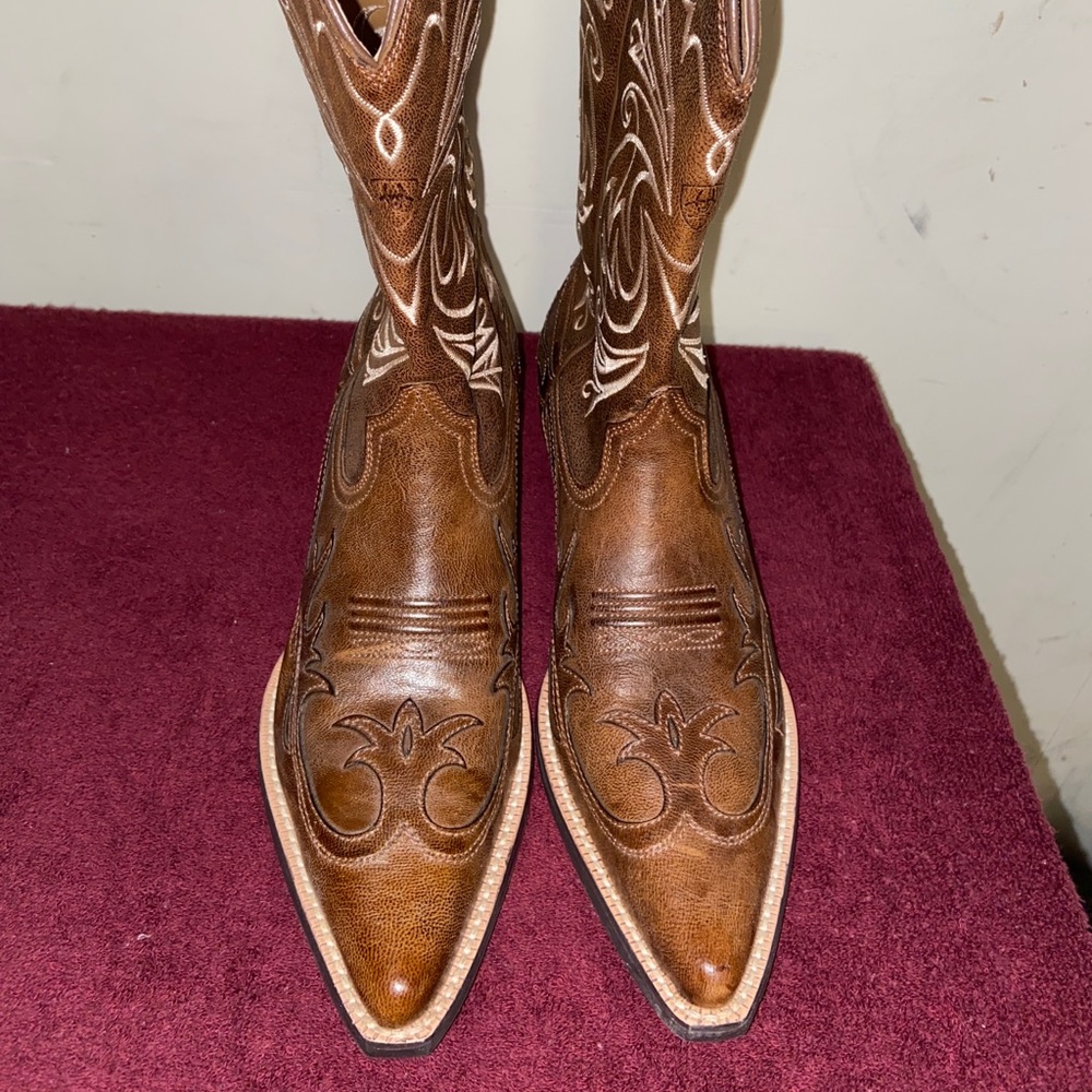 Ladies Ariat pointed toed boots